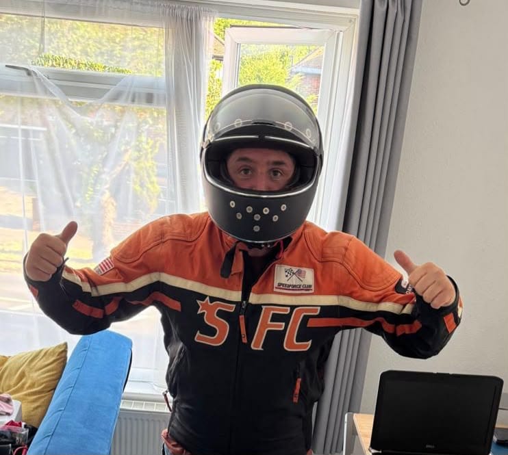 Customer photo review of DOT & ECE Approved Daytona Retro Full Face Motorcycle Helmet: Vintage Style for Men, Women, & Youth - Dull Black W/ Dull Black Accents