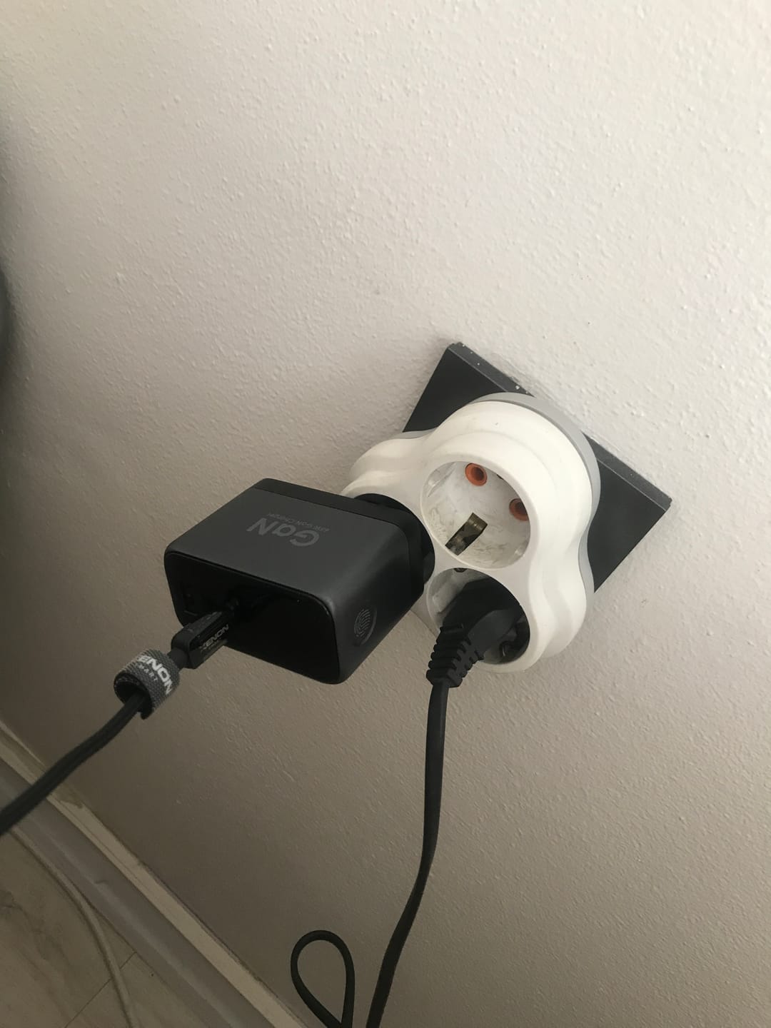 Customer photo review of Hızlı Şarj Adaptörü | 65W, GaN, 2x USB-C ve 1 USB-A Çıkışlı, PD PPS, Dijital Güç Ekranlı (X6414)