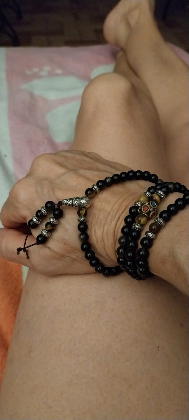 Customer photo review of Bracelet Mala "Bouddhiste" en Obsidienne Noire & Dorée