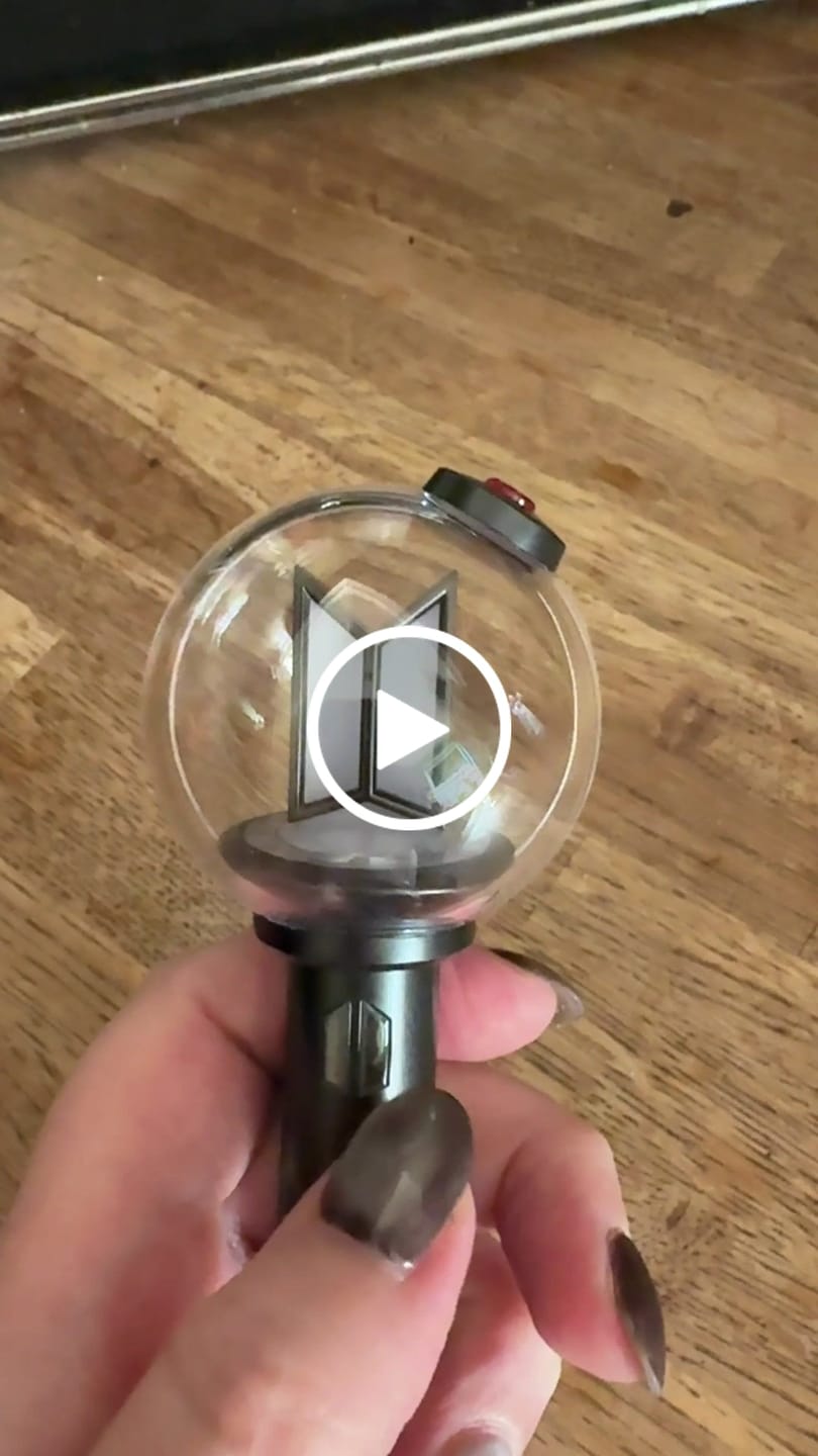 Customer video review of BTS - OFFICIAL LIGHT STICK VER.4 KEYRING