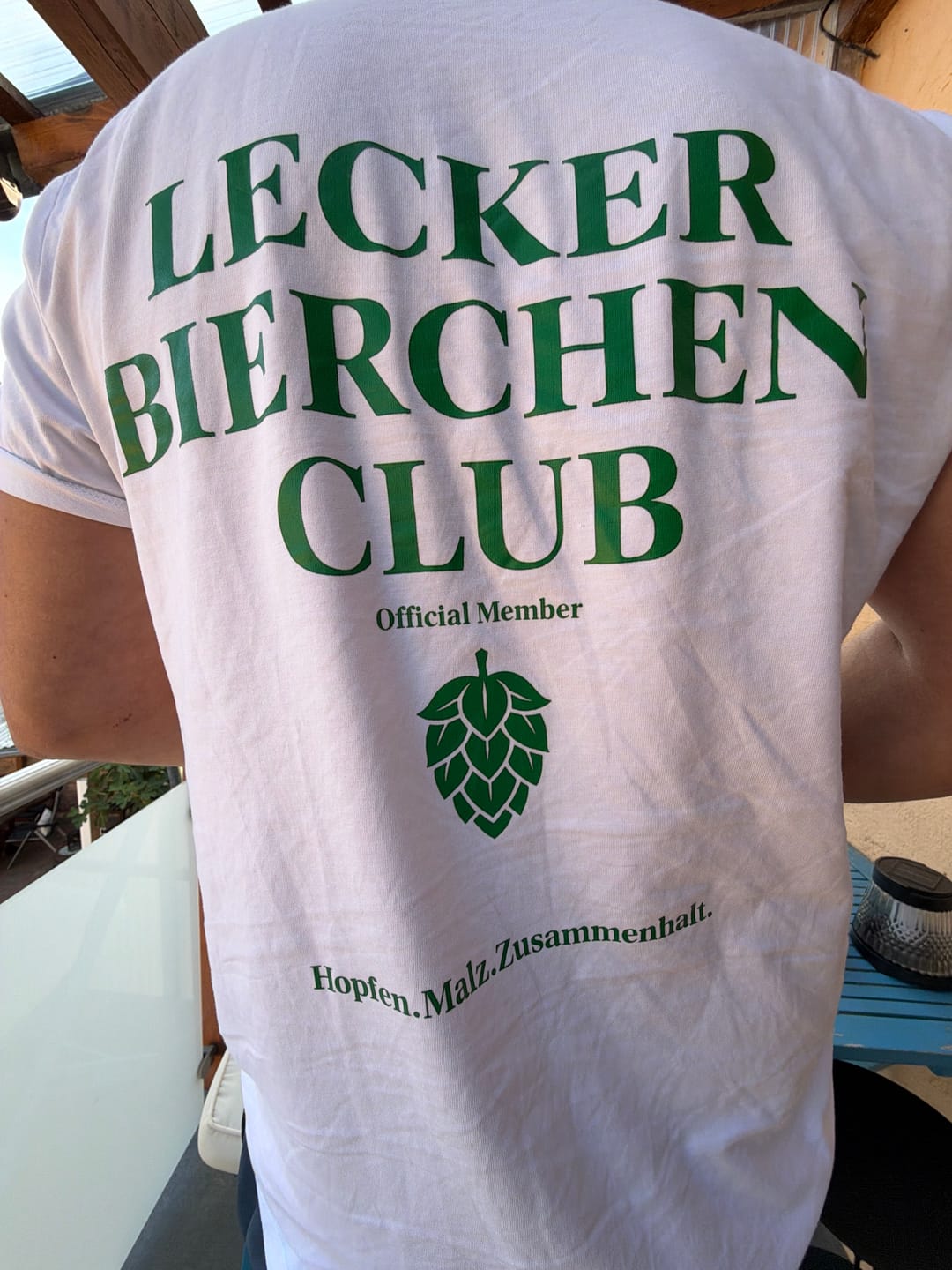 Customer photo review of Lecker Bierchen Club Rückendruck - Premium Unisex  T-Shirt