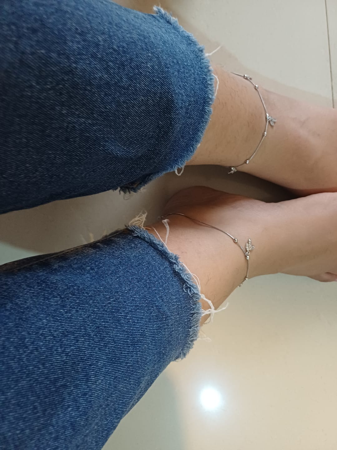 Customer photo review of Silver Dangling Triple Leaf Charm Anklet