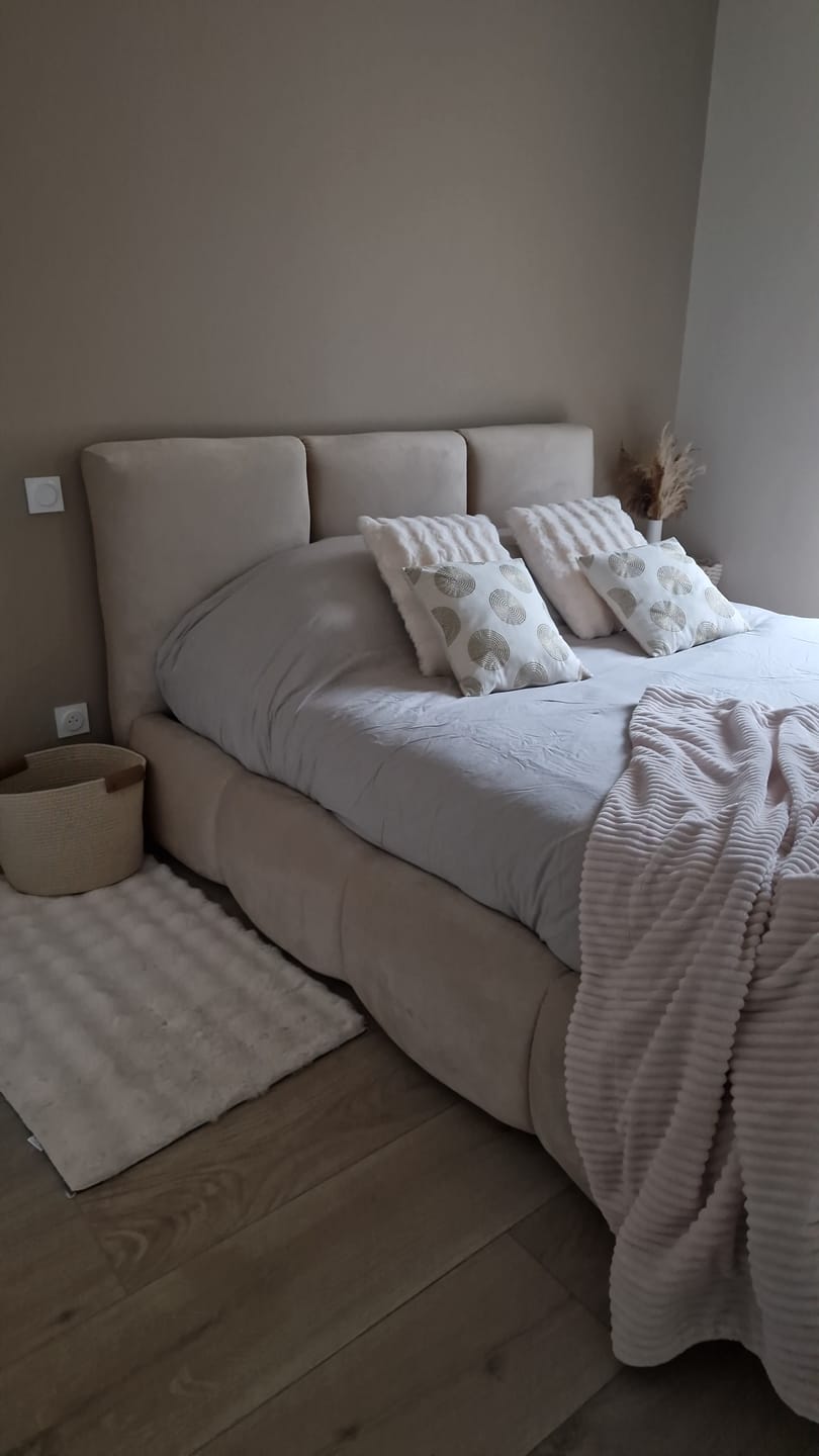 Customer photo review of Lit rembourré avec coffre de rangement - SOPHIE