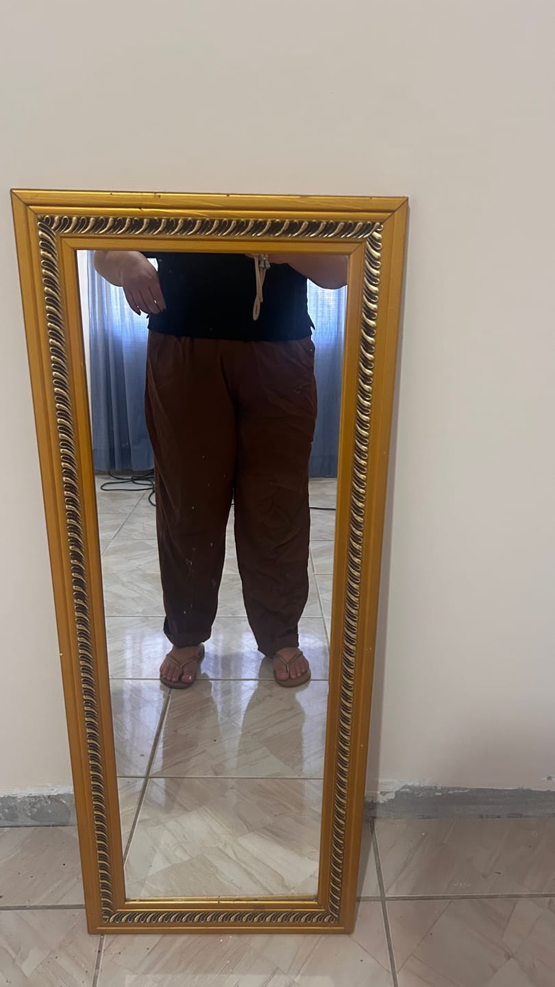 Customer photo review of Calça Slouchy Íris Marrom Escuro