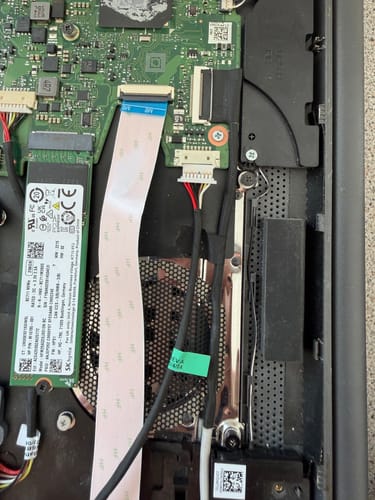 Avis d'un client montrant le connecteur d'alimentation qui ne correspond pas au port de la carte mère de l'ordinateur portable.