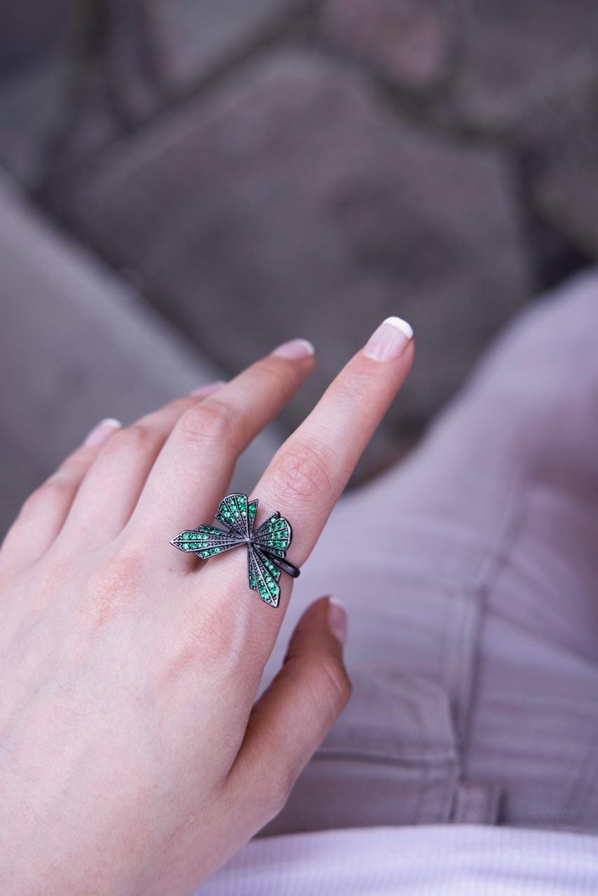 Customer photo review of Anillo abierto mariposa geometrica verde - ajustable - chapa de rodio