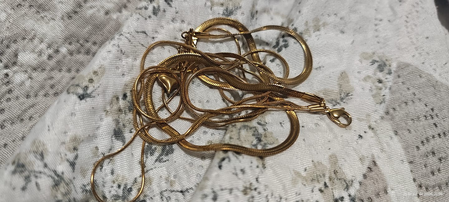 Customer photo review of Colar Celina Trio Camadas Malha Banhado em Ouro 18K