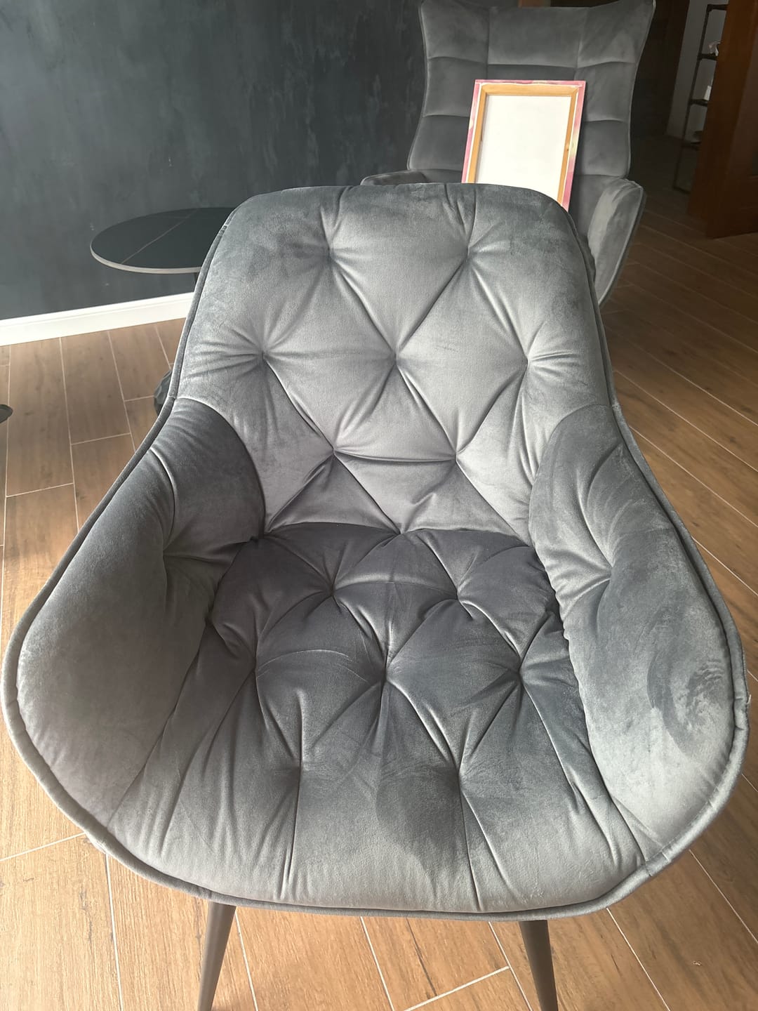 Customer photo review of Scaun tapitat modern CHERRY, gri/negru, stofa catifelata/metal, 58x57x87 cm