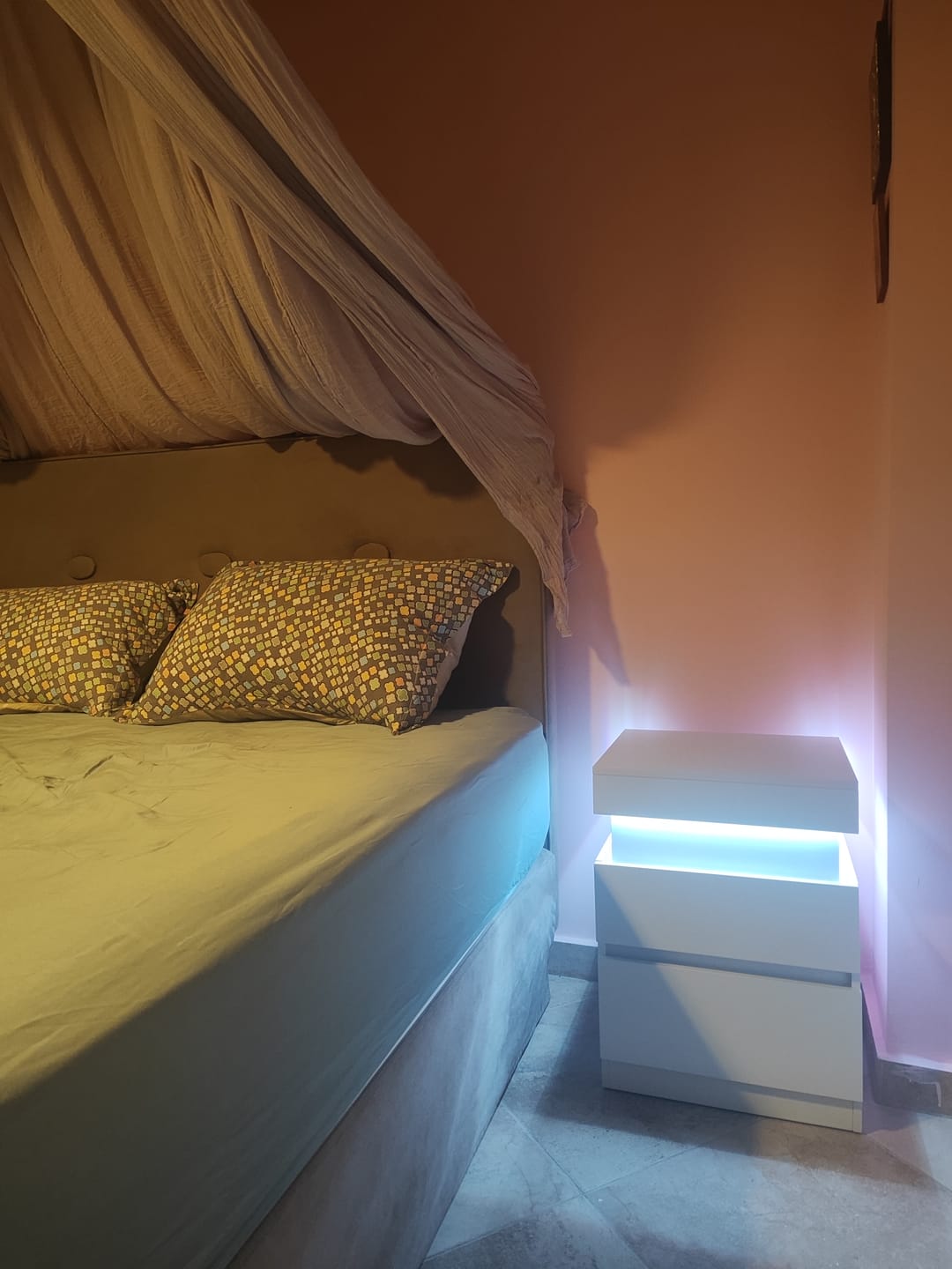 Customer photo review of Κομοδίνο με Σταθμό Φόρτισης Σετ 2 τεμαχίων Λευκό και Μαύρο Φωτισμός LED Βοηθητικό Τραπεζάκι Μοντέρνο με Συρτάρια, 2 Πρίζες AC και Θύρες USB LET-829WB01