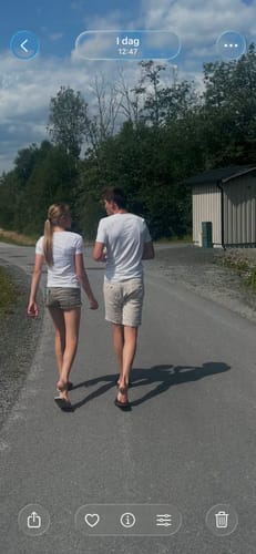 Anmelderens bilde av to personer som går på en vei.