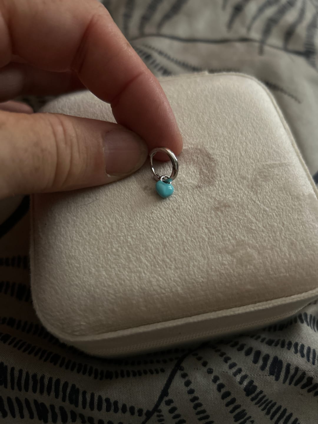 Customer photo review of Pendientes Aros Corazón