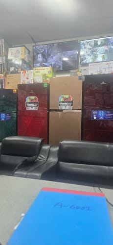 Reviewer's image of an appliance store, which does not show the Summer Box product.