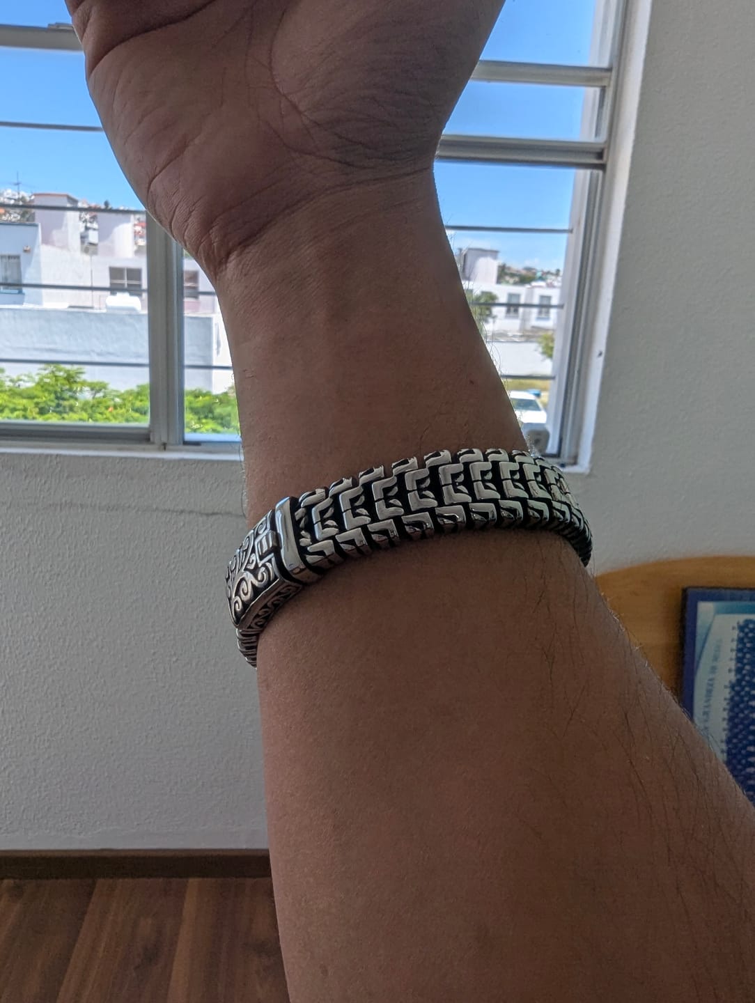 Customer photo review of Pulsera gruesa broche grabado tipo glifo prehispánico