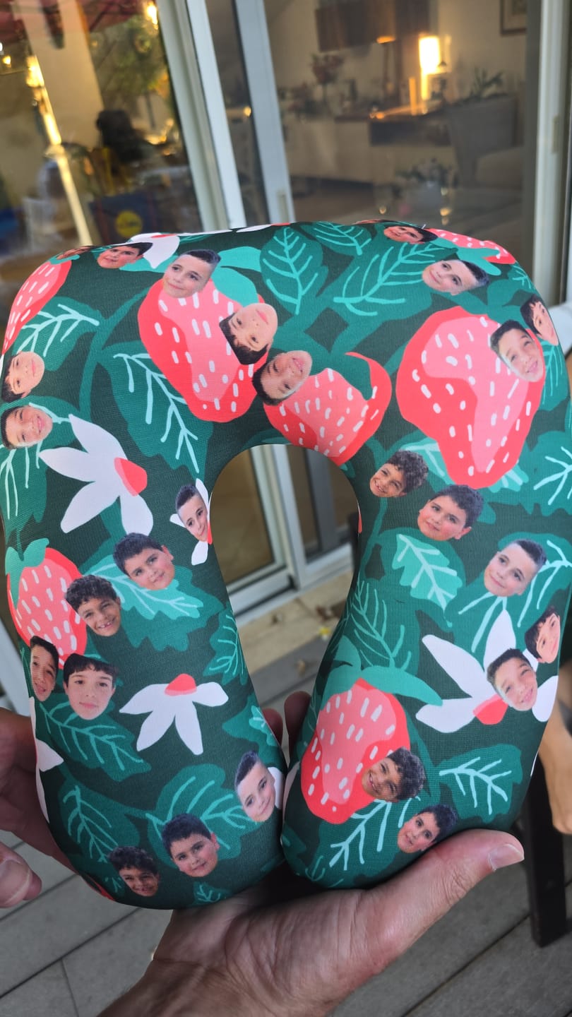 Customer photo review of כרית צוואר לטיסה בעיצוב אישי - FLOWERS