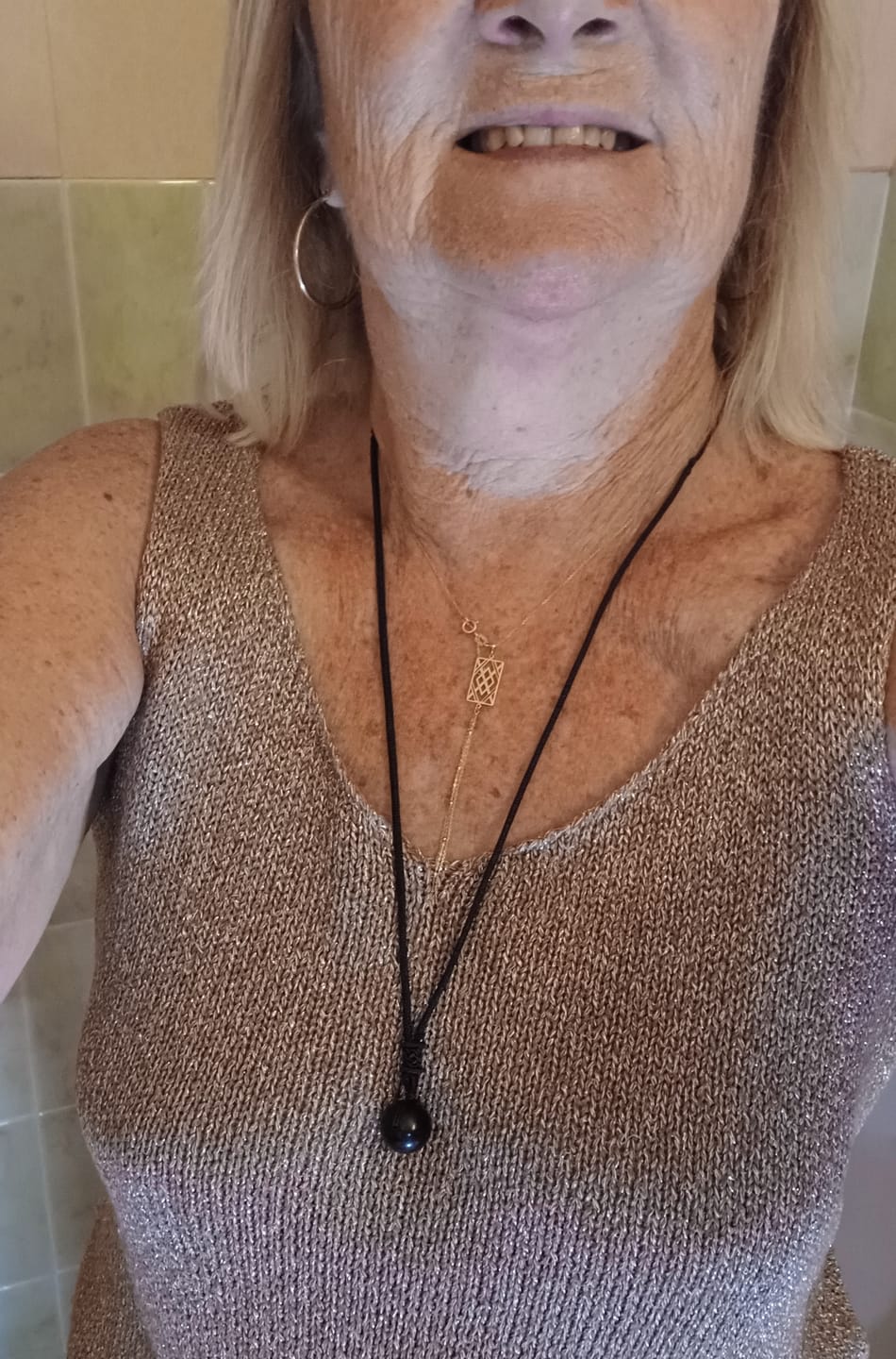 Customer photo review of Pendentif "Sphère" en Obsidienne Dorée