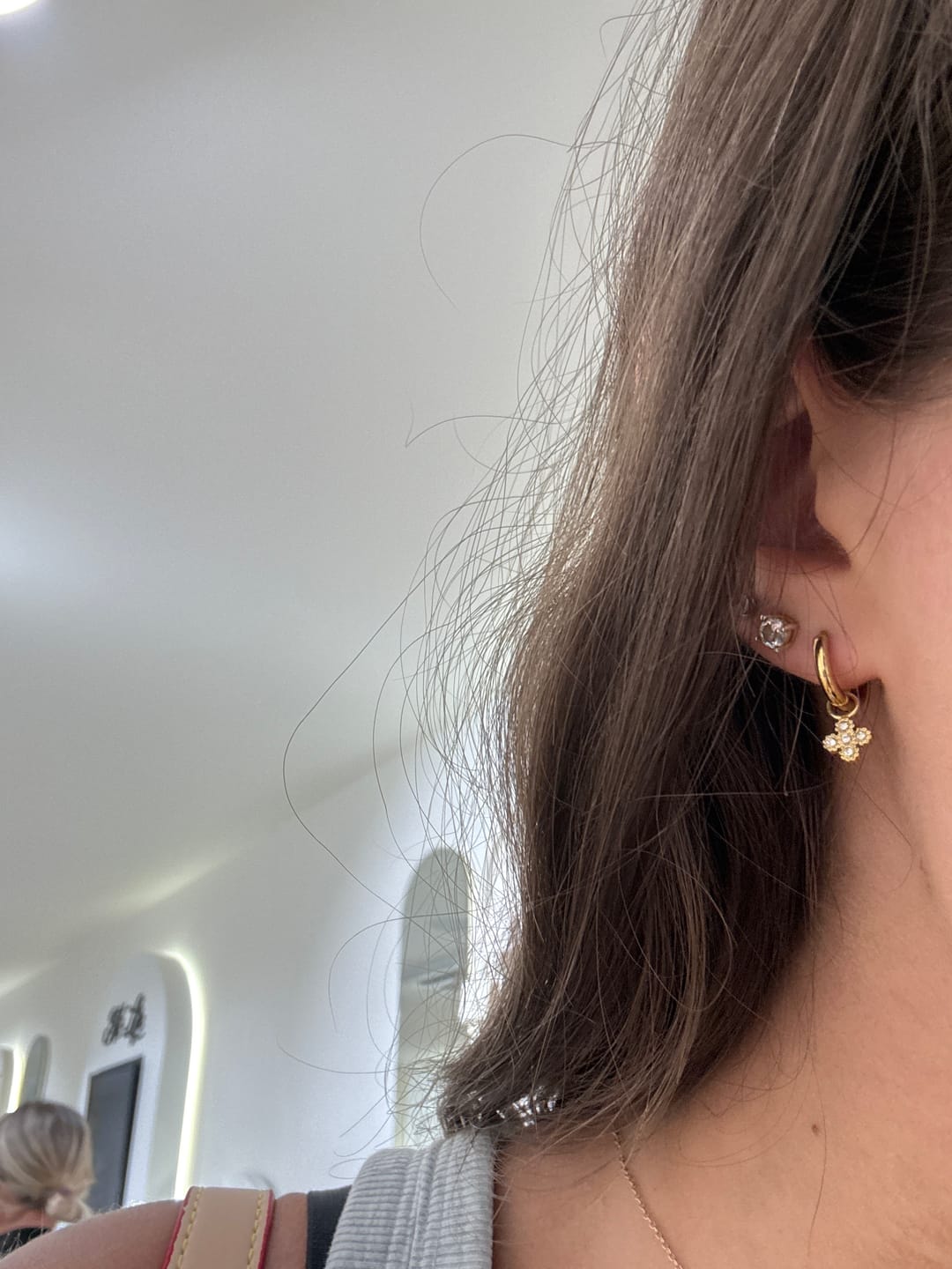 Customer photo review of Pave Flower Huggie Ohrringe 14K Vergoldet