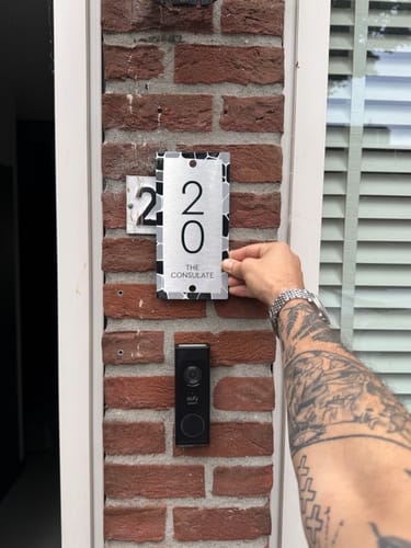 Customer photo review of Numero civico in alluminio modello Larimar Vertical