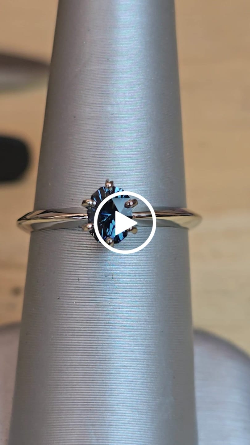 Customer video review of 0.65 Carat Blue Sapphire Oval - 5.5x4.3mm - Esko Universe Cut ™