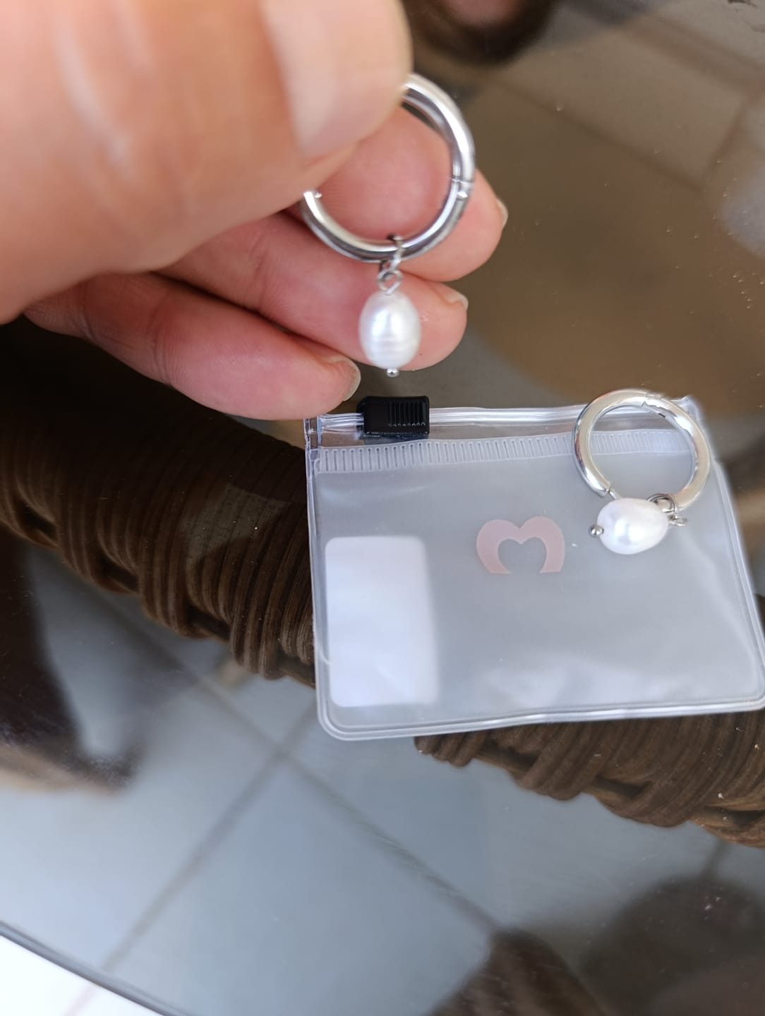 Customer photo review of Pendientes Aros Perla Asimétrica