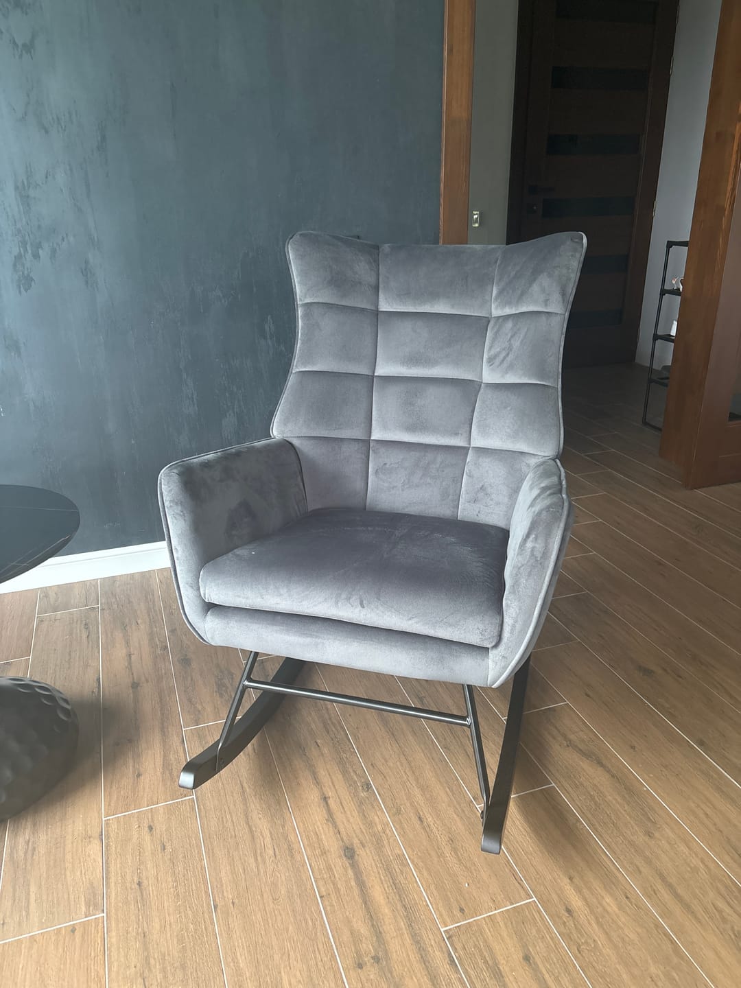 Customer photo review of Scaun balansoar tapitat BAZALTO, gri/negru, stofa catifelata/lemn, 70x90x92 cm