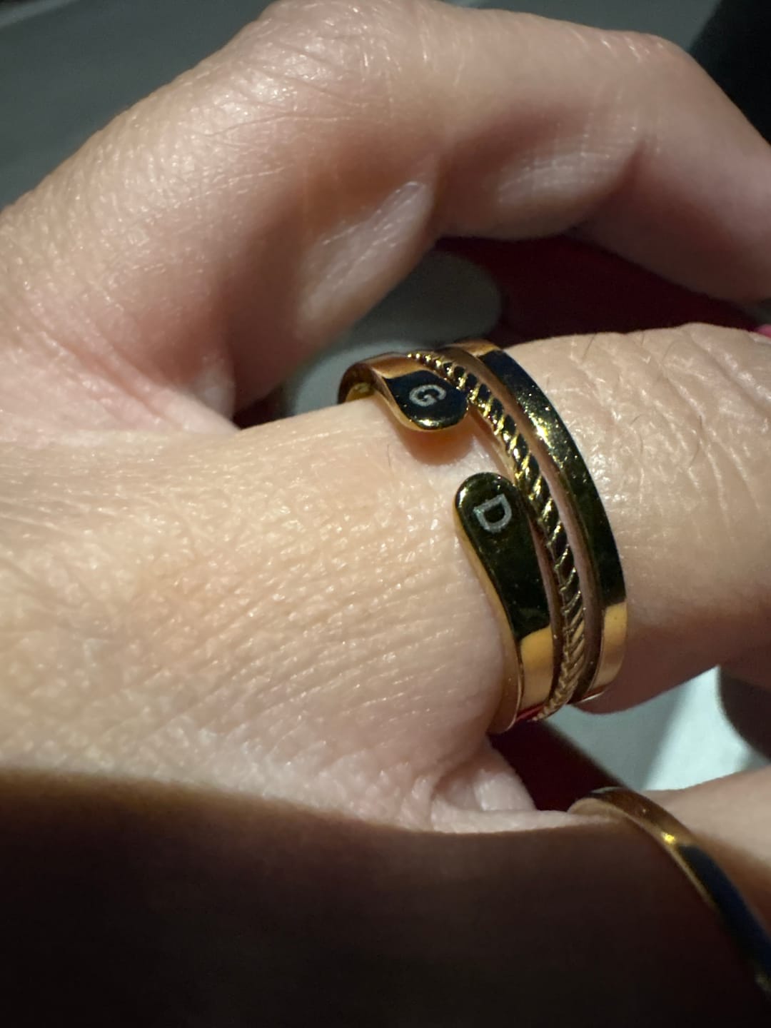 Customer photo review of Anello regolabile con iniziale sussurrata