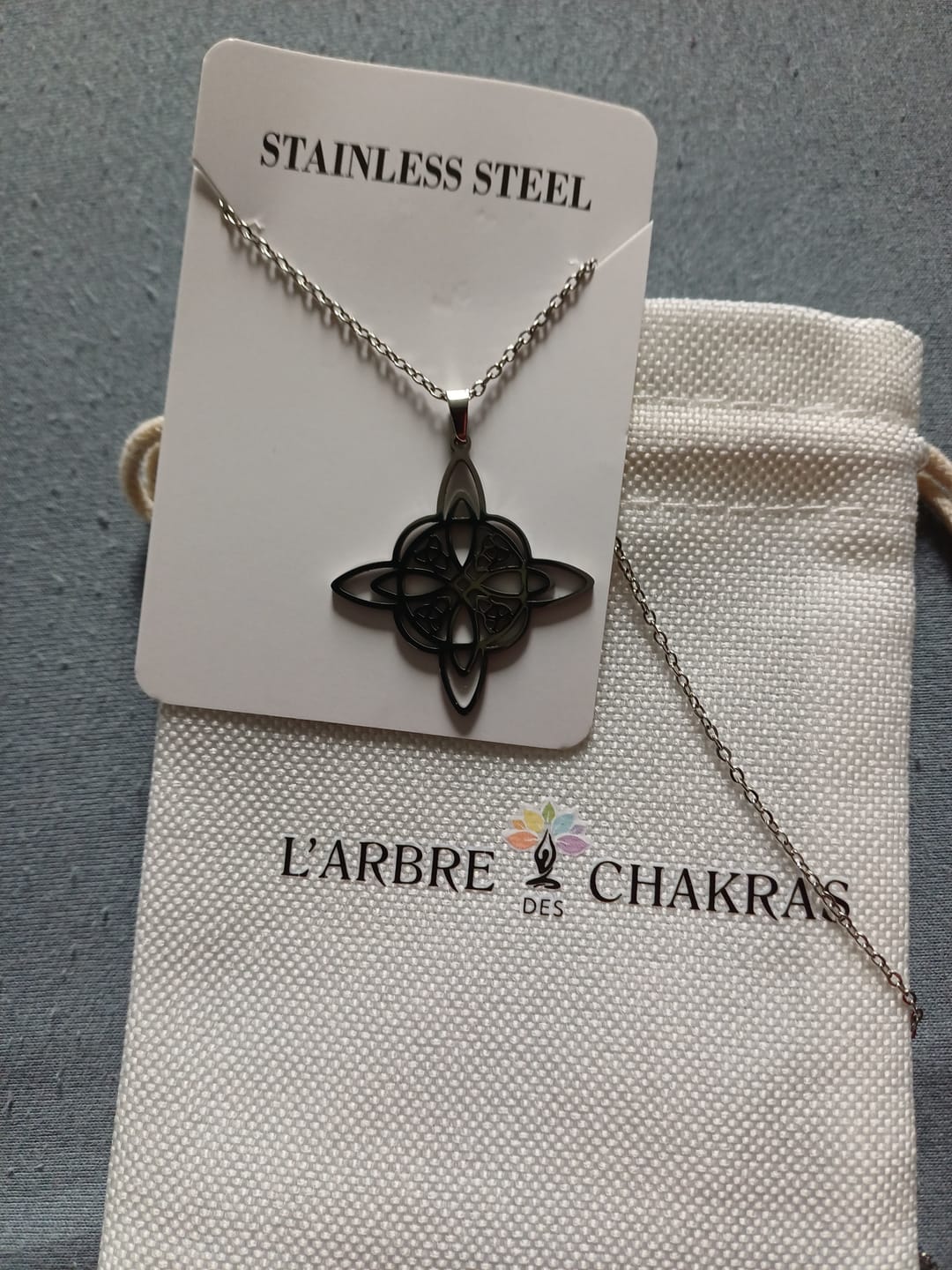 Customer photo review of Pendentif "Protection Éternelle" en Nœud de Sorcière