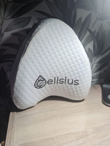 Le coussin orthopédique pour genoux Cellsius blanc d'un client posé sur une table.