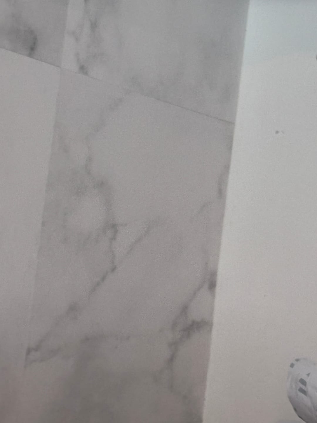 Customer photo review of 8-pk Athena hvit marmor selvklebende fliser