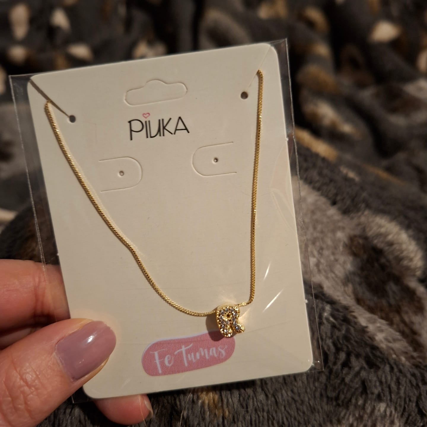 Customer photo review of Colar com Mini Letra Inicial Zircônias Folheado a Ouro 18k