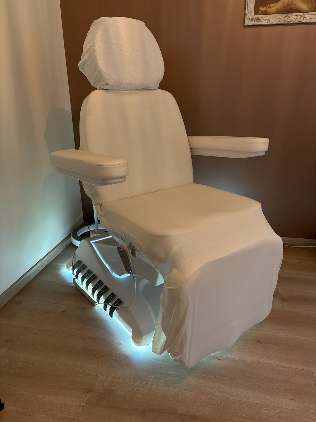 Customer photo review of Kosmetikliege Elektrisch | Luxoria PRO 5 | Kosmetiksessel mit elektrischer Verstellung | Weiß | 3 Jahre Garantie
