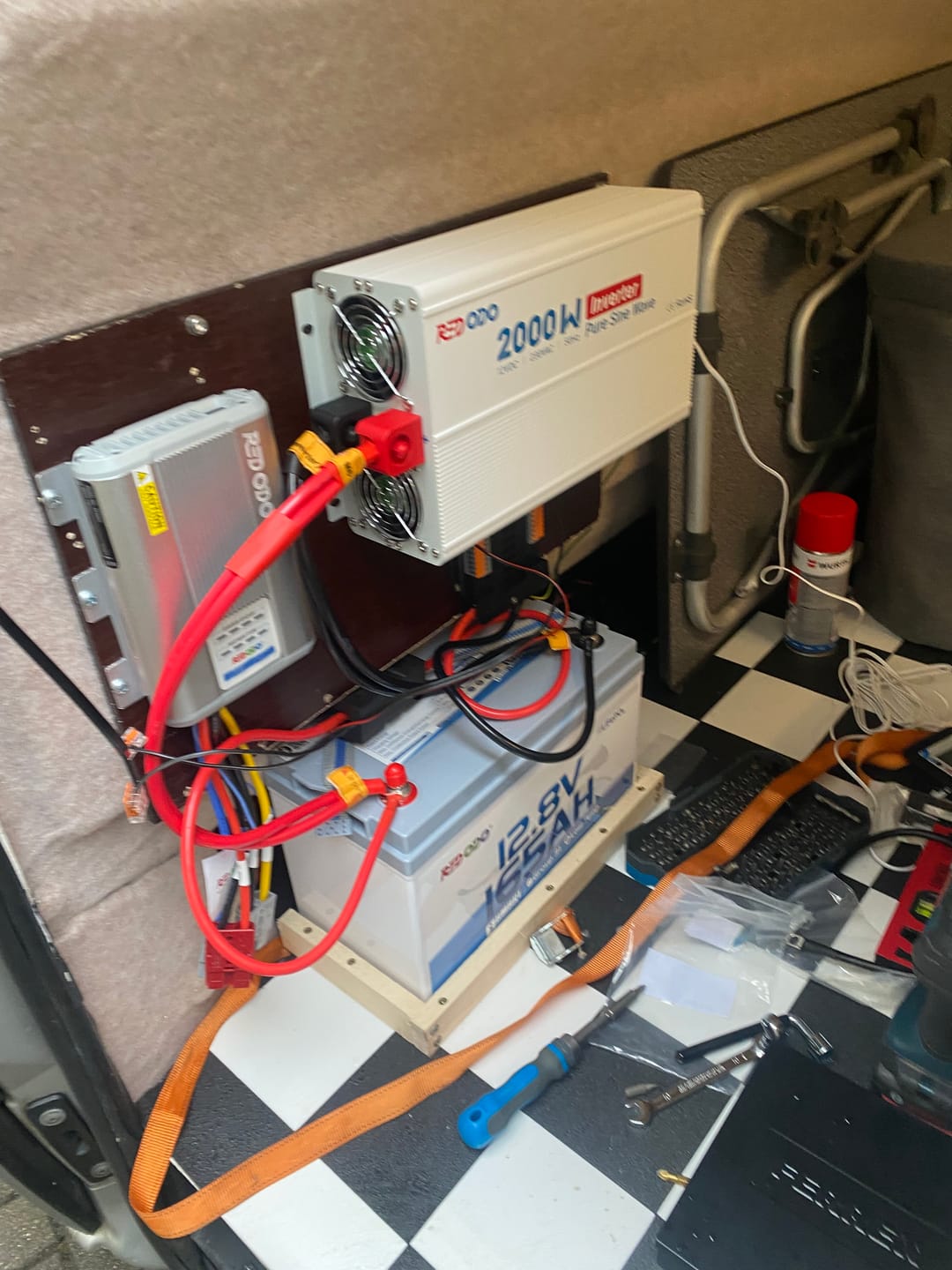 Customer photo review of Redodo 12V 40A DC-DC Batterieladegerät mit MPPT für 12V LiFePO4, Blei-Säure, SLA, Gel, AGM und Calcium-Batterien