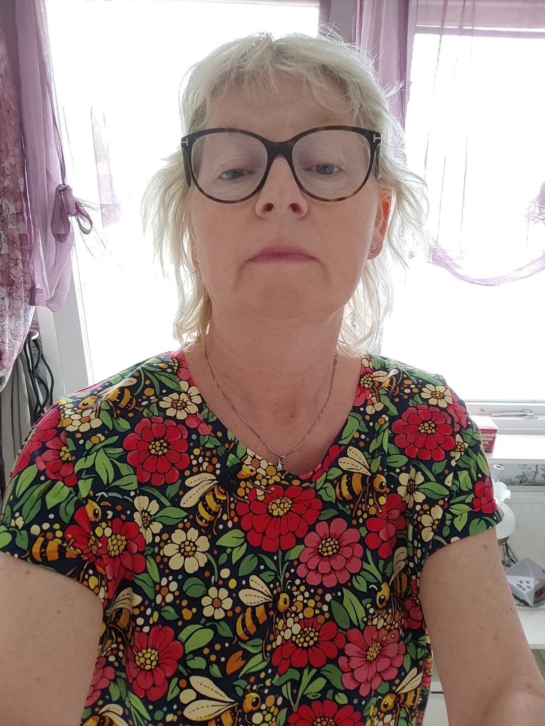 Customer photo review of T-shirt Bee Queen | Rino
