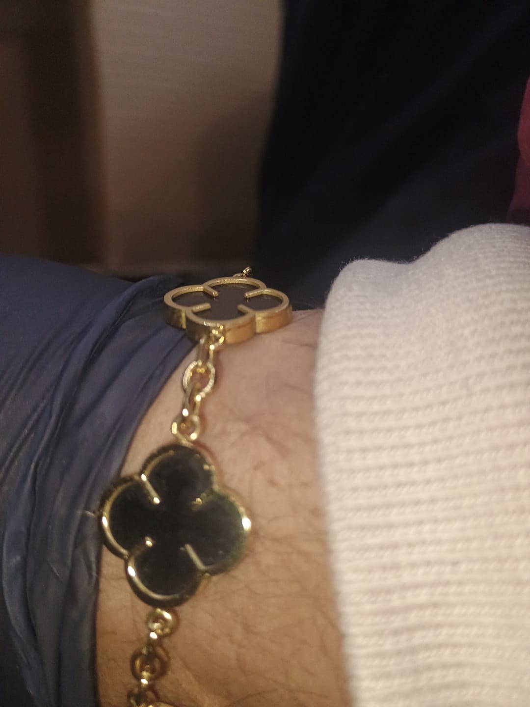Customer photo review of Pulsera Black Clover Oro