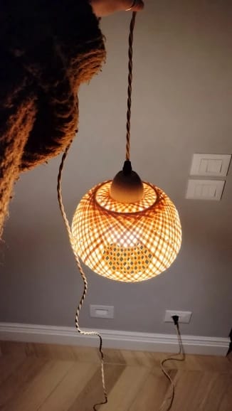 Customer photo review of Lámpara Decorativa de Pared en Bambú Tejido — Cable de Yute y Brazo de Madera