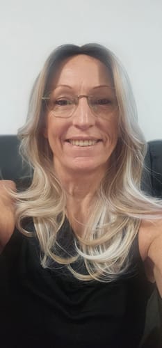 Customer photo review of JBEXTENSION 18 Inches Scalpiana Curly Light Mix Blonde 3.5X4 Hard Silky Top Natural Scalp Effect Wig with Bangs KATIE LIGHT MIX BLONDE