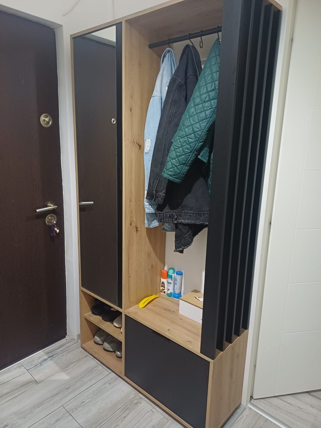 Customer photo review of Cuier mobila hol MILO, stejar artisan/negru, PAL laminat/metal, 100x33x189 cm