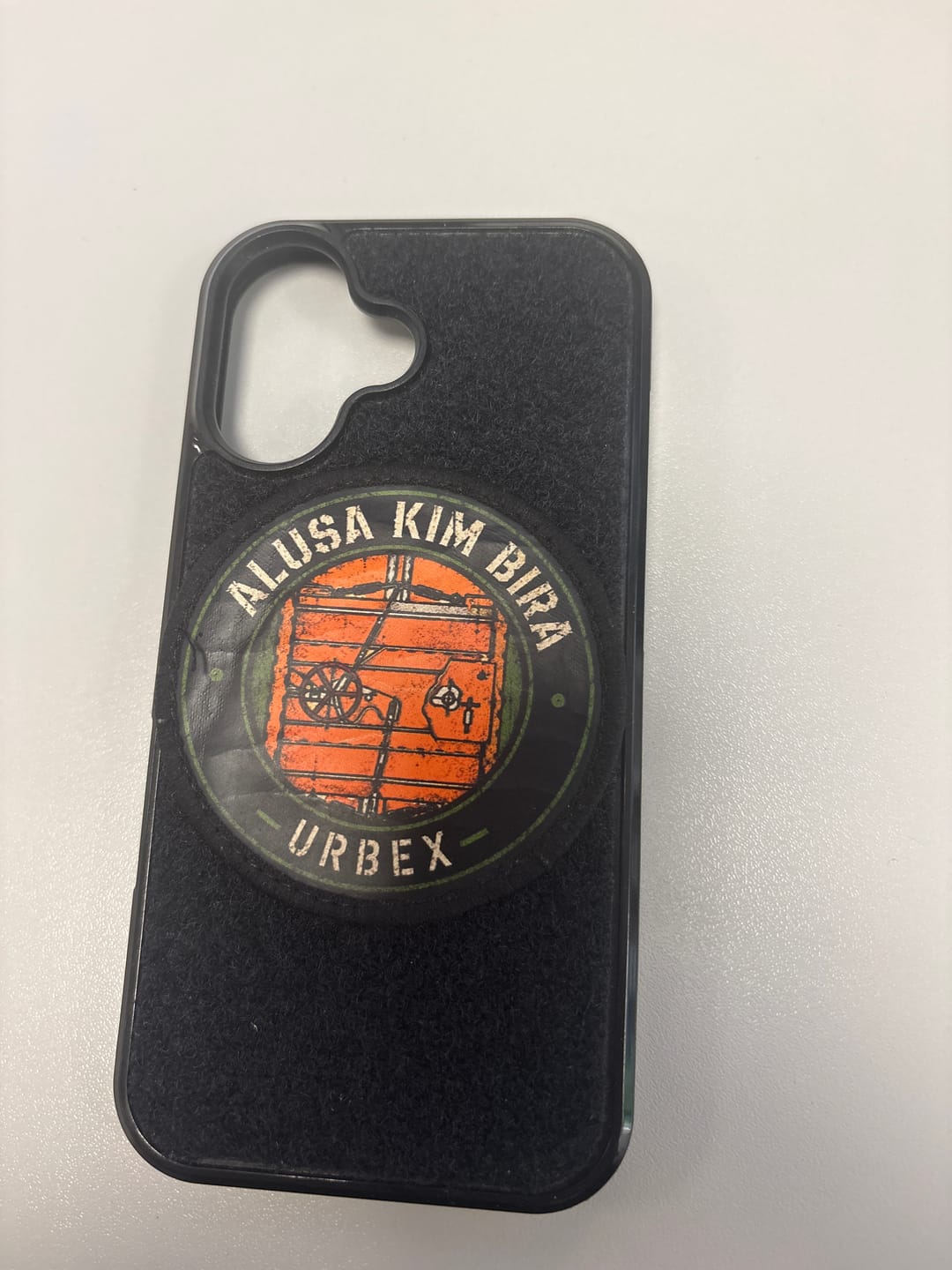Customer photo review of Tactical Case mit schwarzem Flauschklett - iPhone 16 Reihe