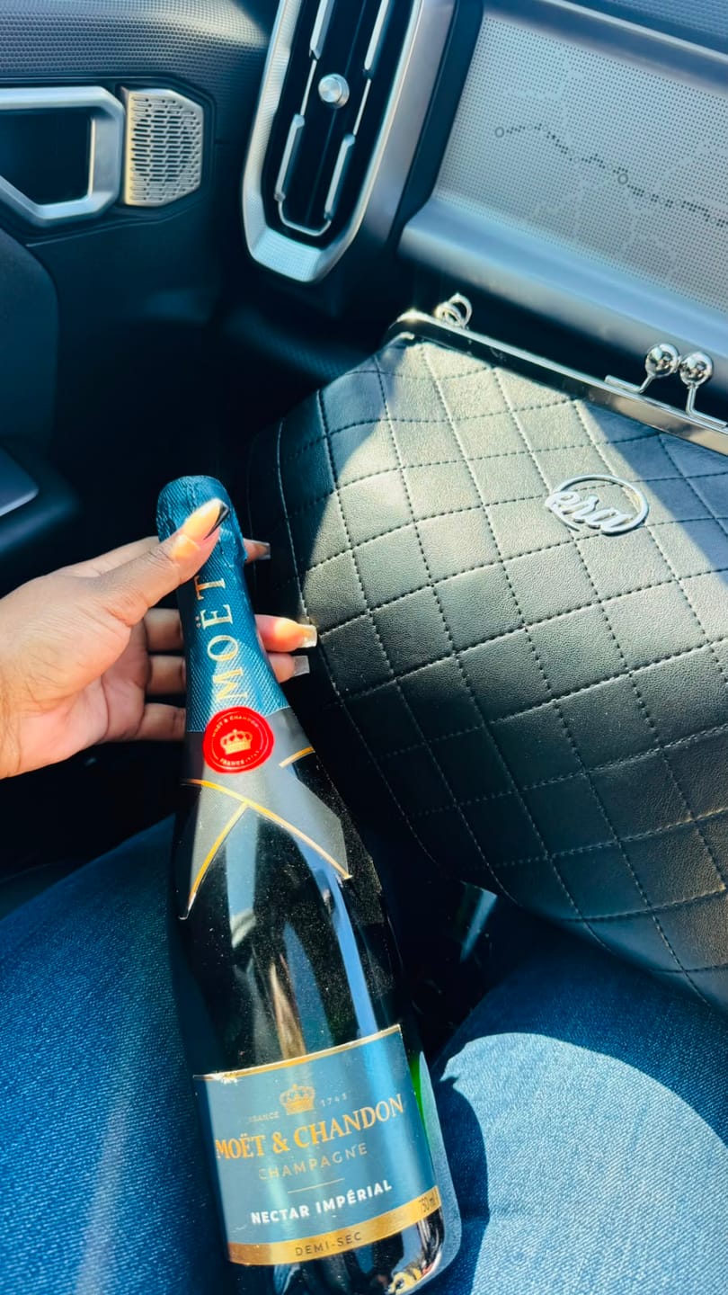Customer photo review of ERA Oversized Kisslock Chain Bag – Black