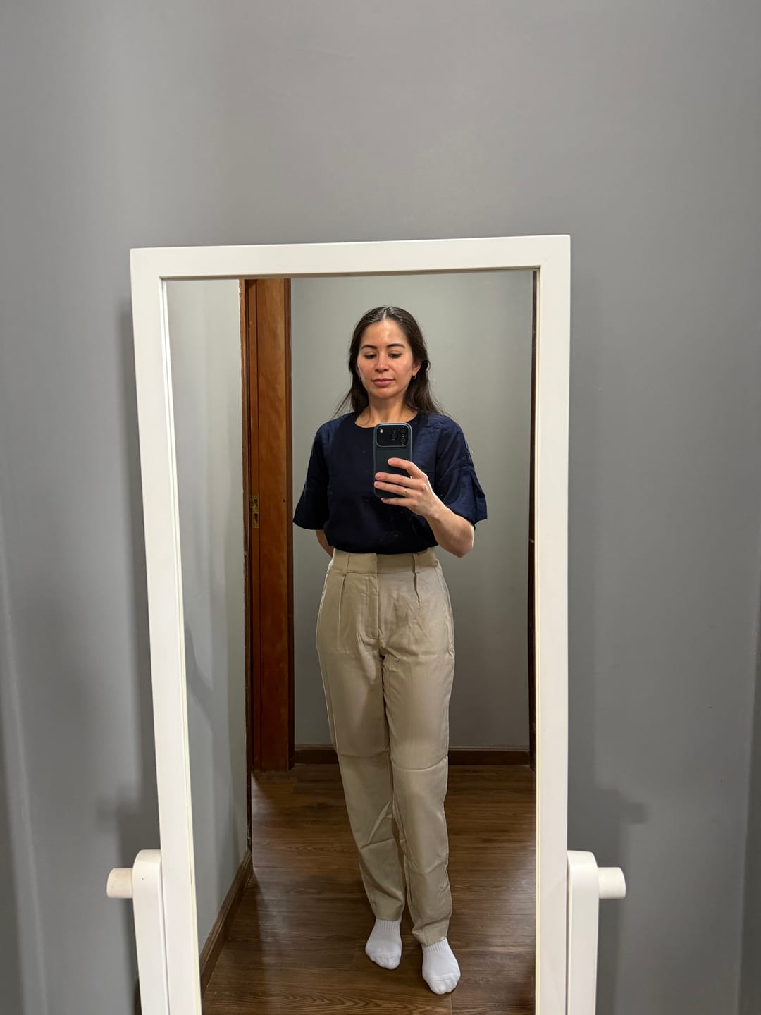 Customer photo review of Calça Slouchy Íris Bege Claro