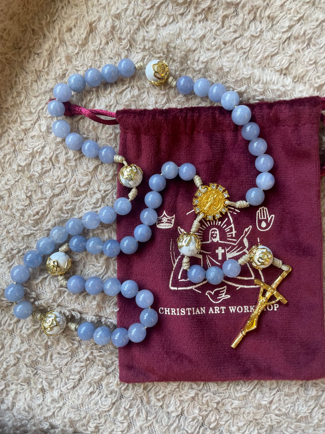 Customer photo review of Christianartworkshop Rosenkranz aus Aquamarin und weißem Howlith: Goldene Filigranverzierungen mit dem heiligen Benedikt für heiteren Glauben