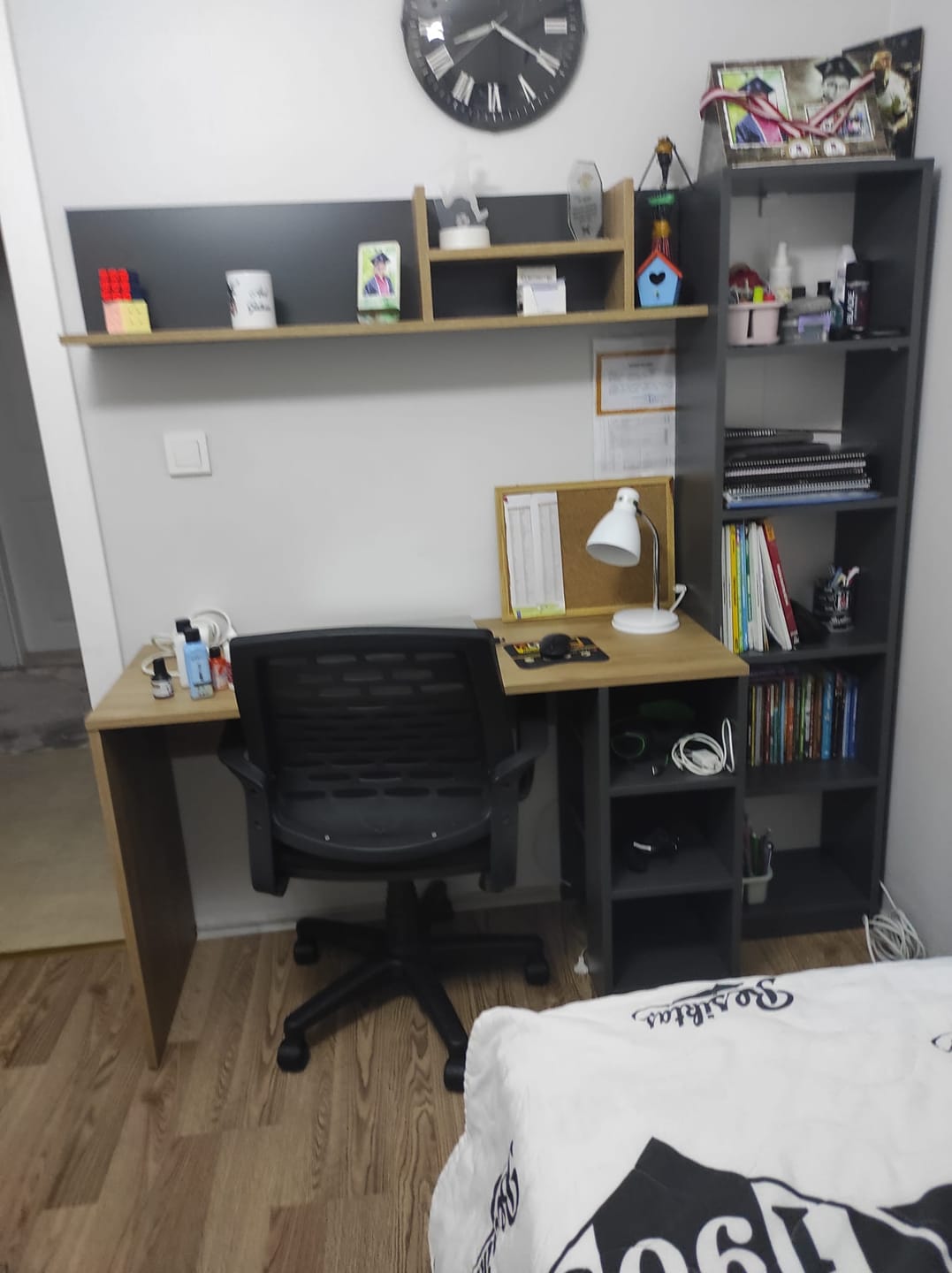 Customer photo review of Rani HA125 Kitaplıklı Raflı Çalışma Ofis Bilgisayar Masası Antrasit - Sepet Ceviz