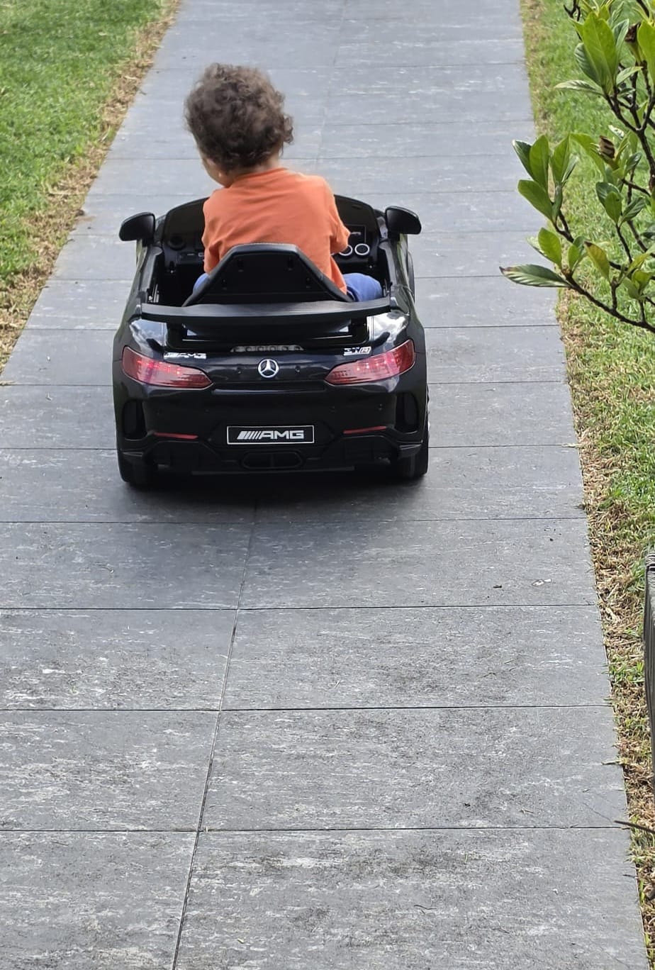 Customer photo review of Carro Elétrico para Criança MERCEDES GTR 12v BATERIA DE LITIO Preto c/ RODAS DE BORRACHA & ASSENTO EM PELE