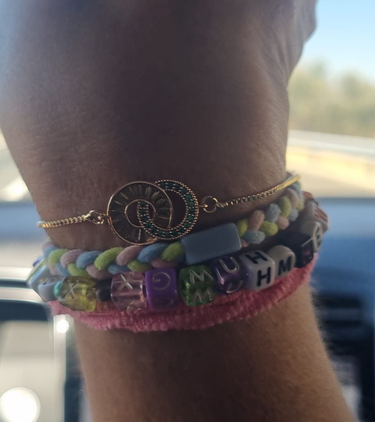 Customer photo review of Pulsera de piedra natal "Vínculo Inquebrantable"