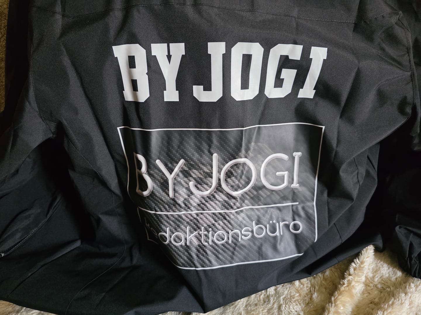 Customer photo review of Personalisierter, wasserabweisender Windbreaker — Name/Logo hinzufügen