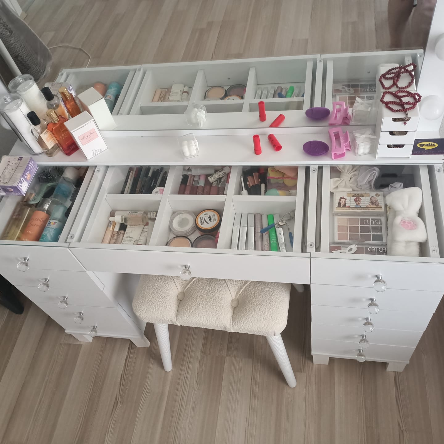 Customer photo review of Rani BJ163 Hollywood Işıklı Aynalı Kulis Makyaj Masası Cam Tablalı 11 Çekmeceli Takı Düzenleyici Puf Takım Beyaz