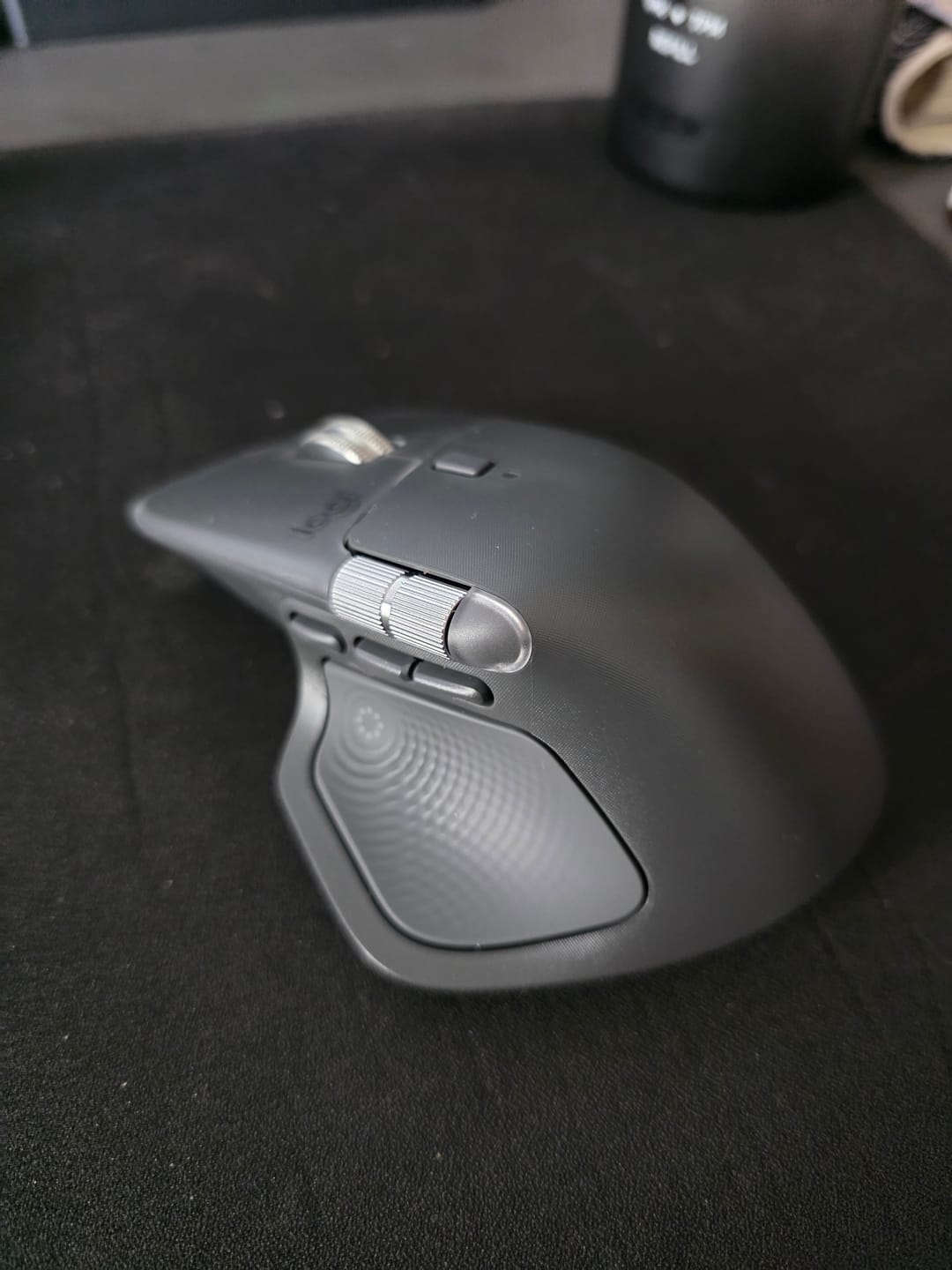Customer photo review of Mouse Logitech MX Master 4 Grafito