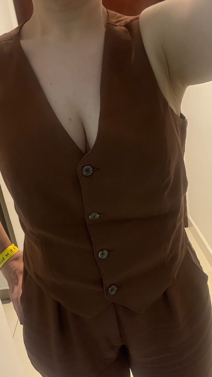 Customer photo review of Colete Calêndula Marrom Escuro