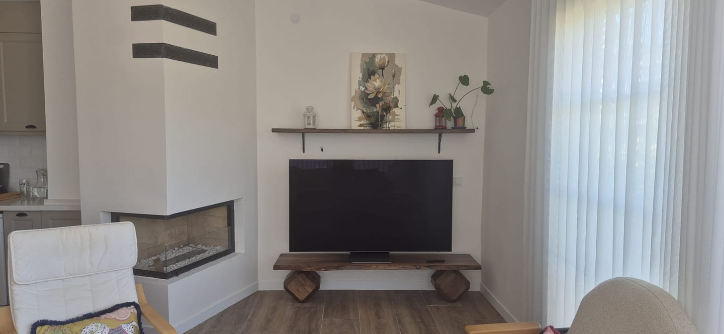 Customer photo review of Ahşap TV Ünitesi - El Yapımı Ceviz Canlı Kenar Geometrik Ayaklı Stand