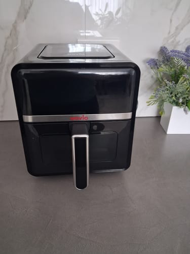 Customer's sleek black Air Fryer Novio StonePro on a kitchen countertop.