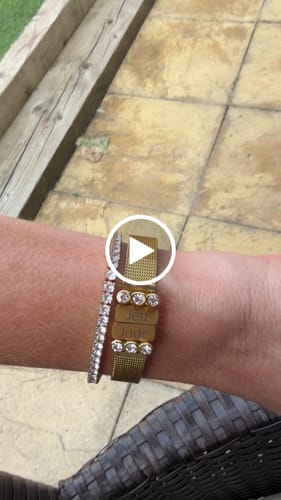 Customer video review of Mesh charm 3 stones gold